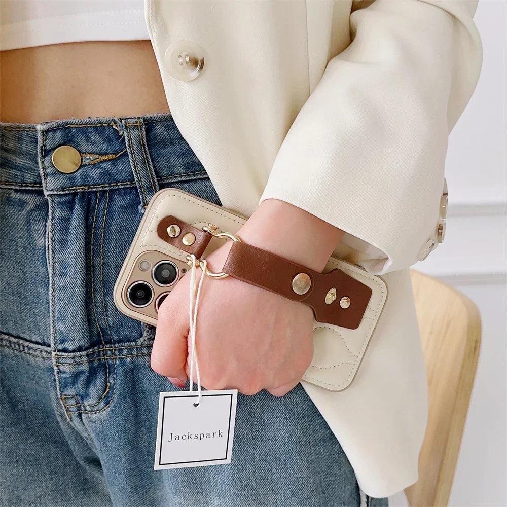 Luxury Brown Wristband Phone Case for Iphone15 12 13 14 Pro Max 14Plus White Soft Leather Minimalist Phone Cover for 14Pro 15Pro