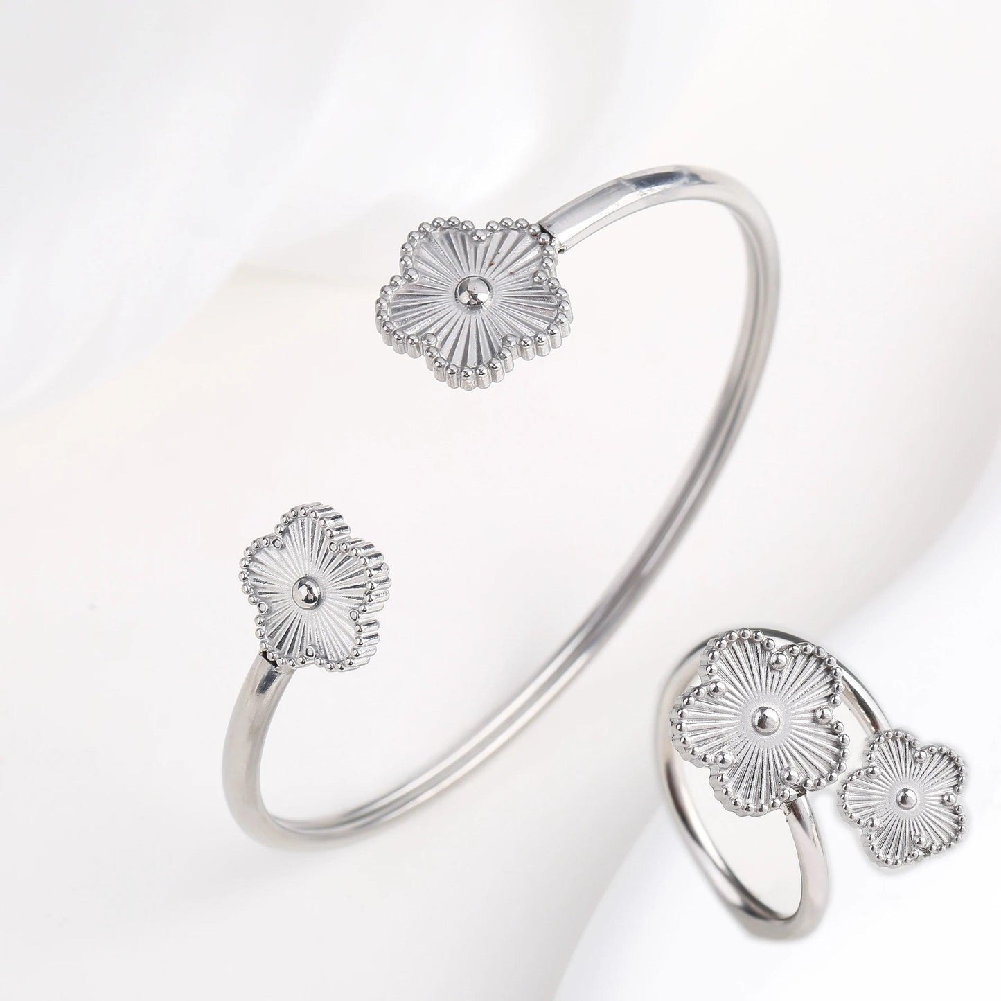 High Quality Luxury Stainless Steel Botanical Five Leaf Flower Bangle Necklace Ring Jewelry Set Classic for Woman Jewelry Clover